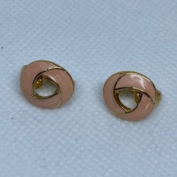 Trifari Jewelry - Trifari enamel pink gold clip on vintage 1985 Molly Ringwald Pretty in Pink